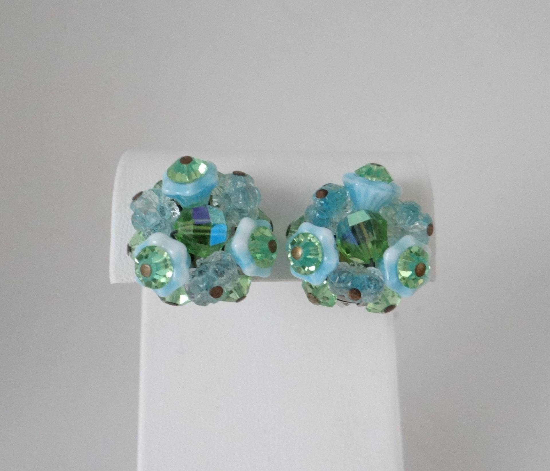 Hübsche Vintage Mid Century Blaue Und Grüne Kunststoff Blumen Perle Ohrclips Auf Einem Silberfarbenen Rahmen - Ohrclip von SecondWindShop