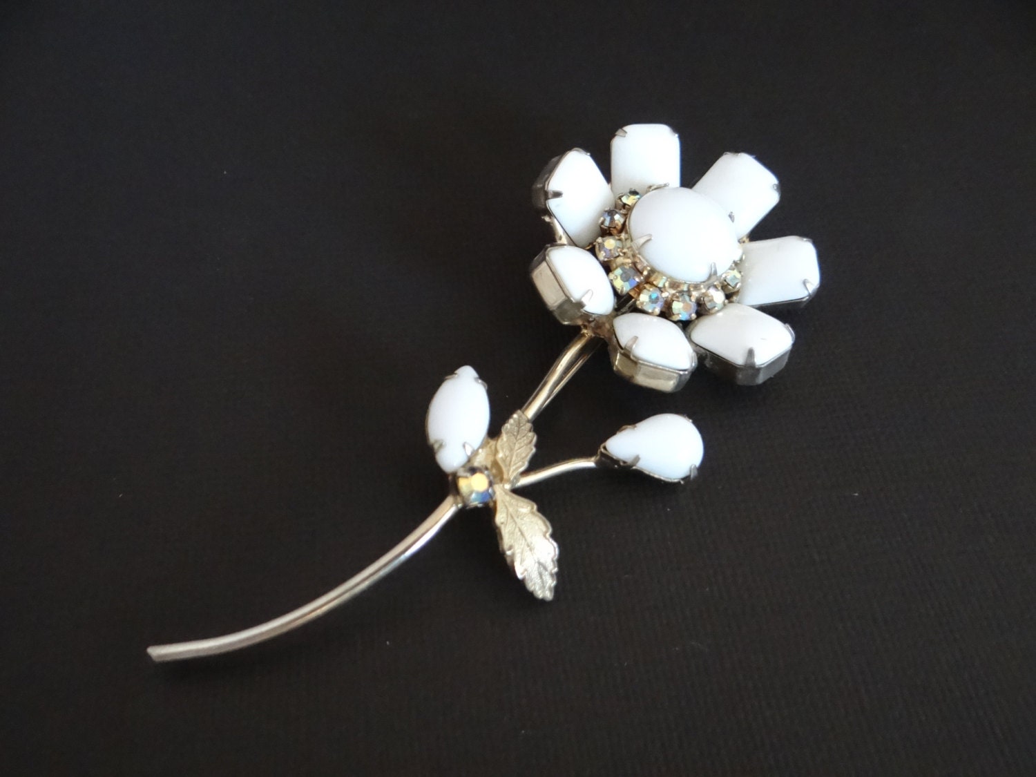 Hübsche Vintage Weiße Milchglas Und Strass Blume Brosche Auf Einem Gold-Ton-Einstellung von SecondWindShop