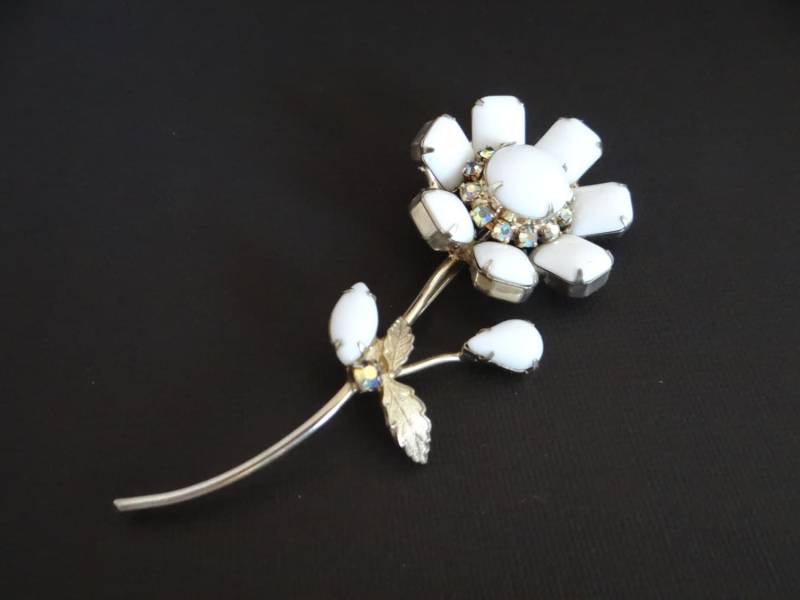 Hübsche Vintage Weiße Milchglas Und Strass Blume Brosche Auf Einem Gold-Ton-Einstellung von SecondWindShop