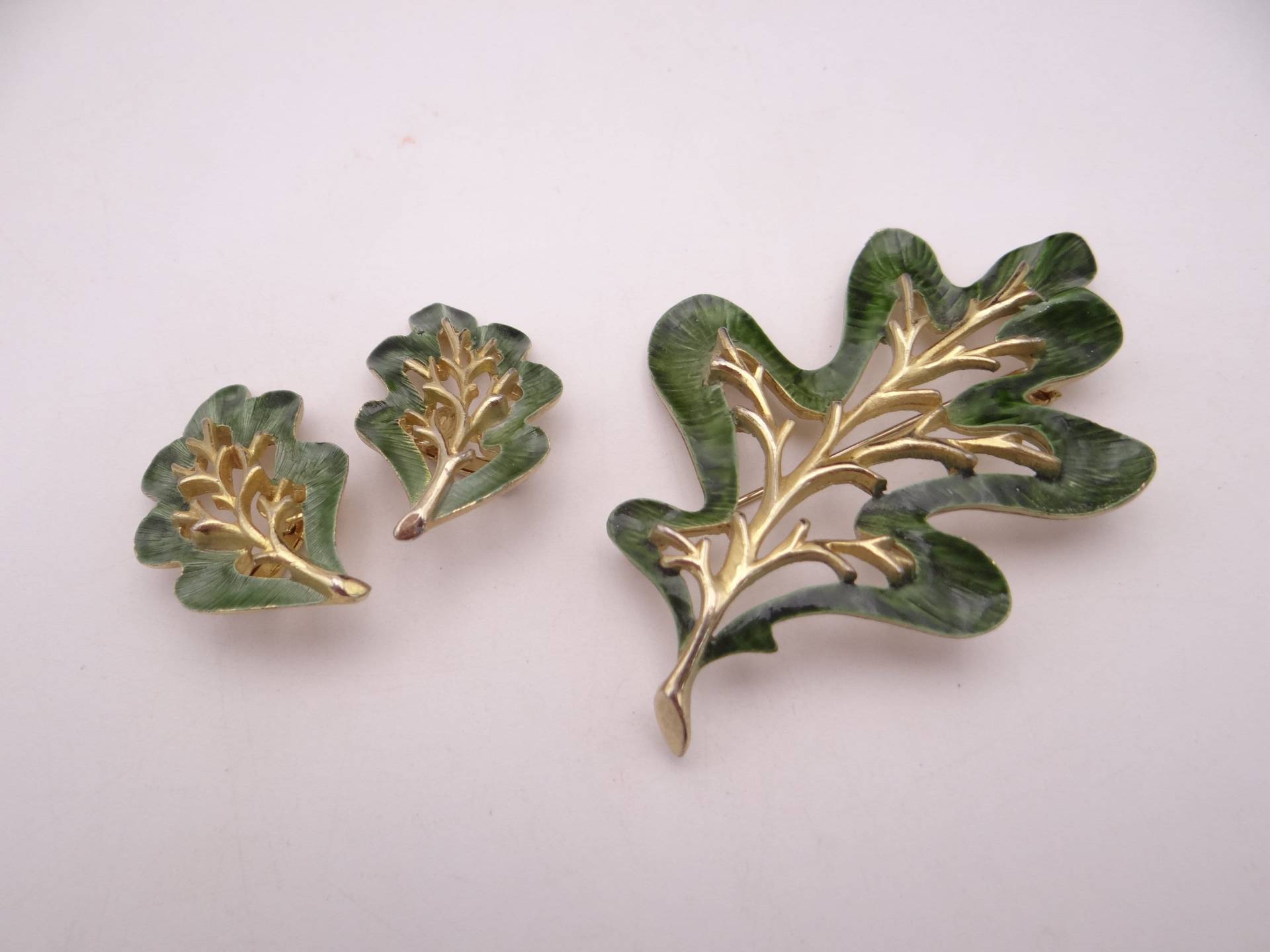 Jahrgang Mid Century Sarah Coventry Verzaubert Wald Grün Emaille Und Gold Ton Blatt Brosche Clip Ohrring Set Auf Einem Gold-Ton-Einstellung von SecondWindShop