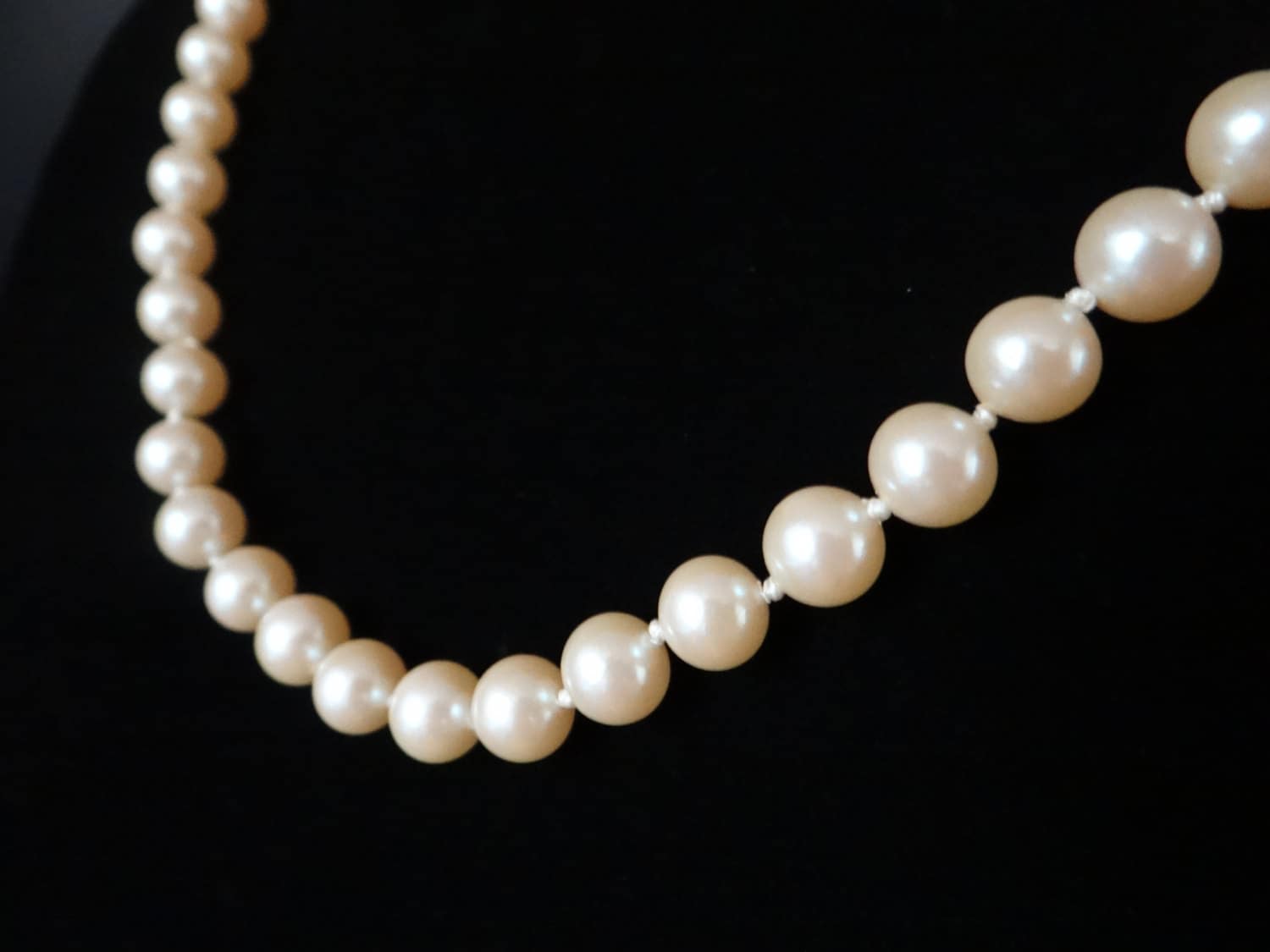 Mitte Des Jahrhunderts Moderne Creme Vintage Faux Perlenkette Mit Silberfarbenen Filigranen Verschluss 22, 5 "Perlenkette Schöne von SecondWindShop