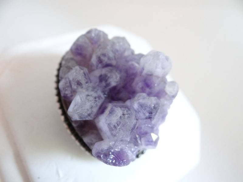 Schöne Roh Weiß Und Lavendel Amethyst Kristall Geode Ring Auf Einem Silber Ton Einstellung - Größe 5 von SecondWindShop