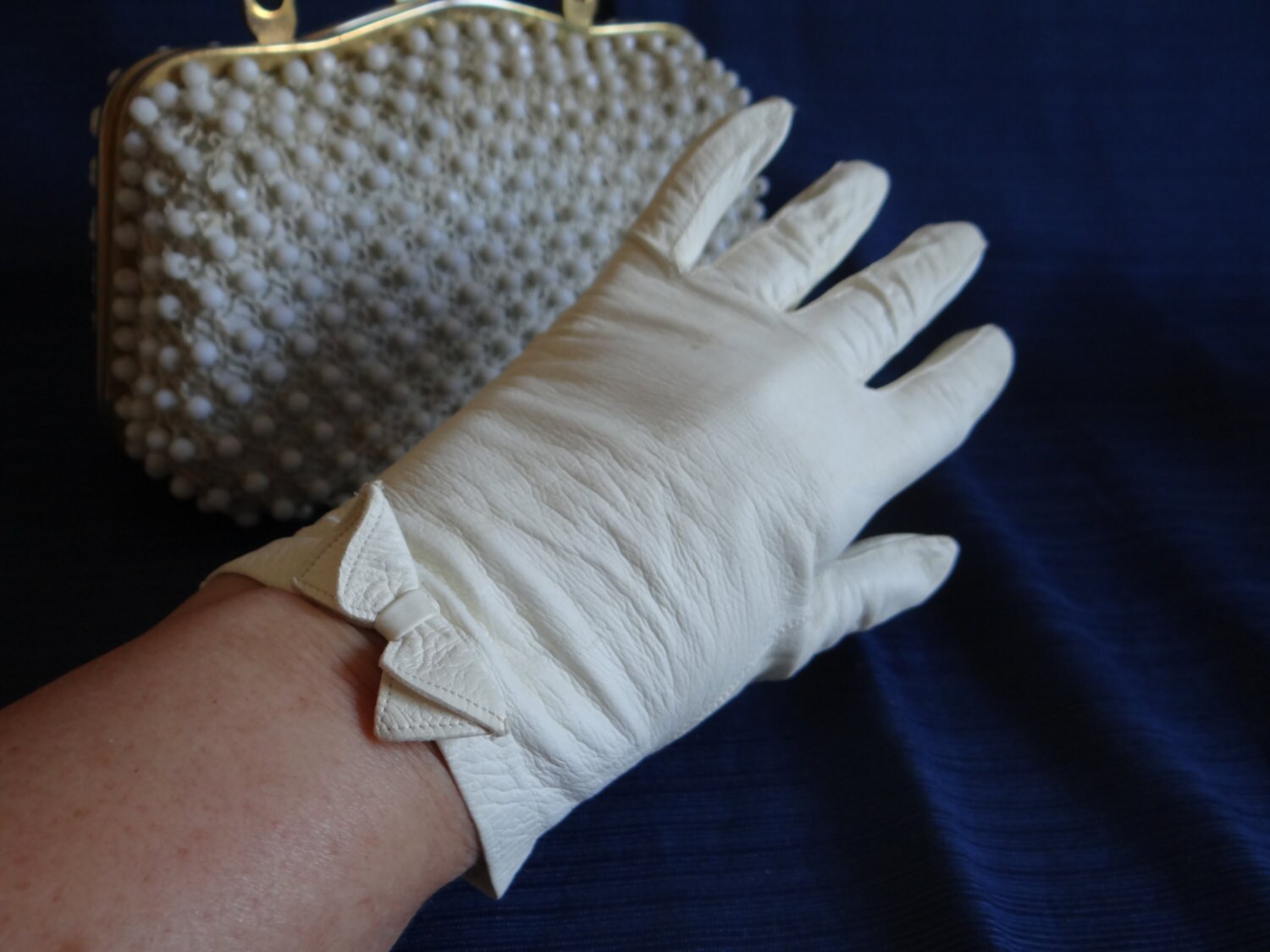 Schöne Vintage Creme Kid Leder Bogen Handschuhe - Handgelenk Lange Mit Schleife Detail Opera Tea Cotillion Braut Bg-Sw-18 von SecondWindShop