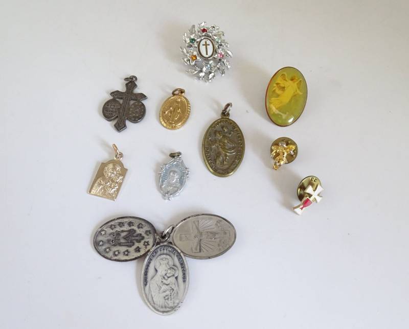 Set Von Zehn Vintage Religiösen Pins Anhänger Und Brosche - Heiliger Christopher Kreuz Geflügelte Engel Pin von SecondWindShop