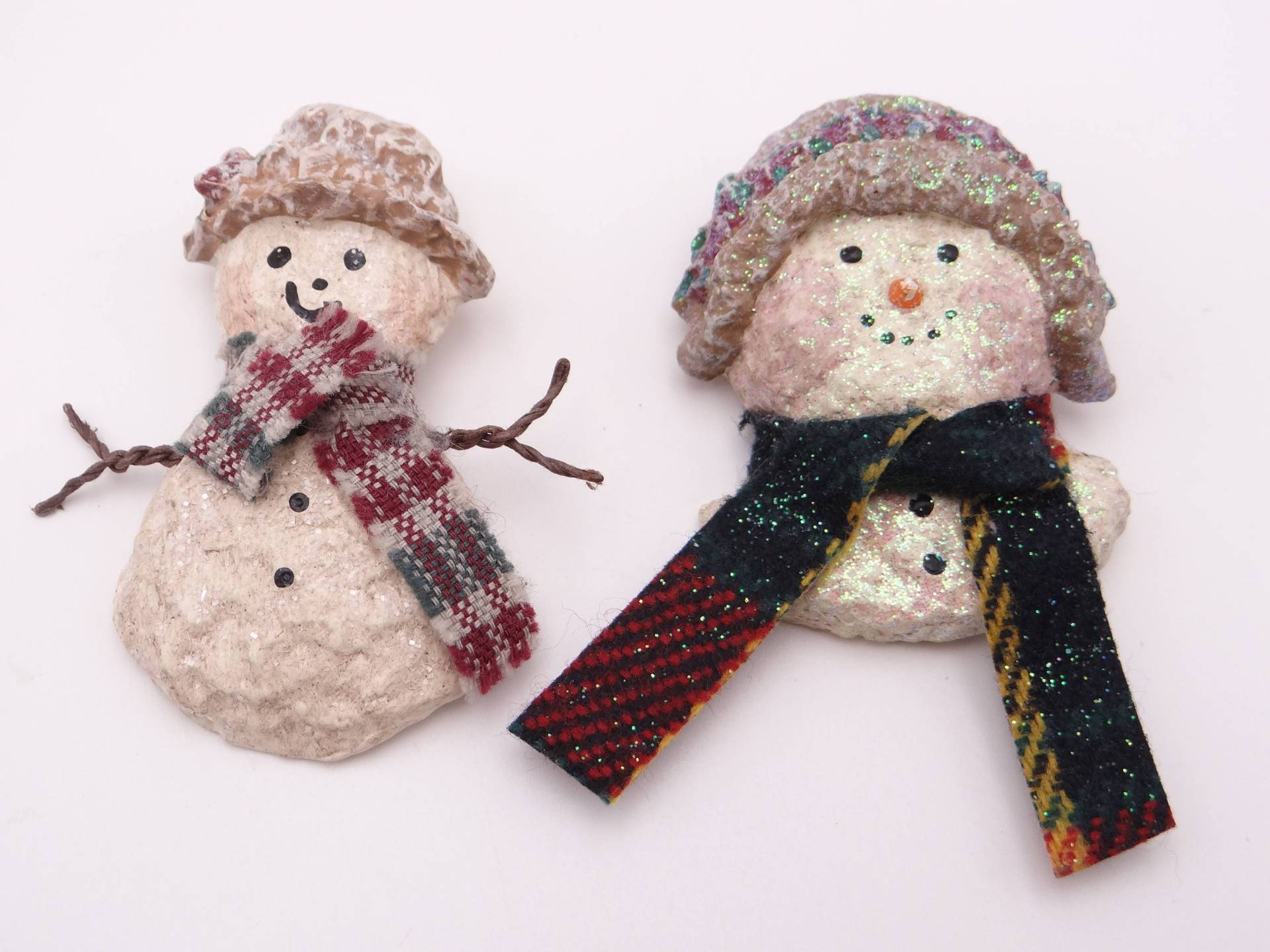 Set Von Zwei Wunderliche Linda Baldwin Snowsnickel Schneemann Pin-Broschen - Wunderbare Winter Broschen Pins Aus Einer Nickel Pin von SecondWindShop