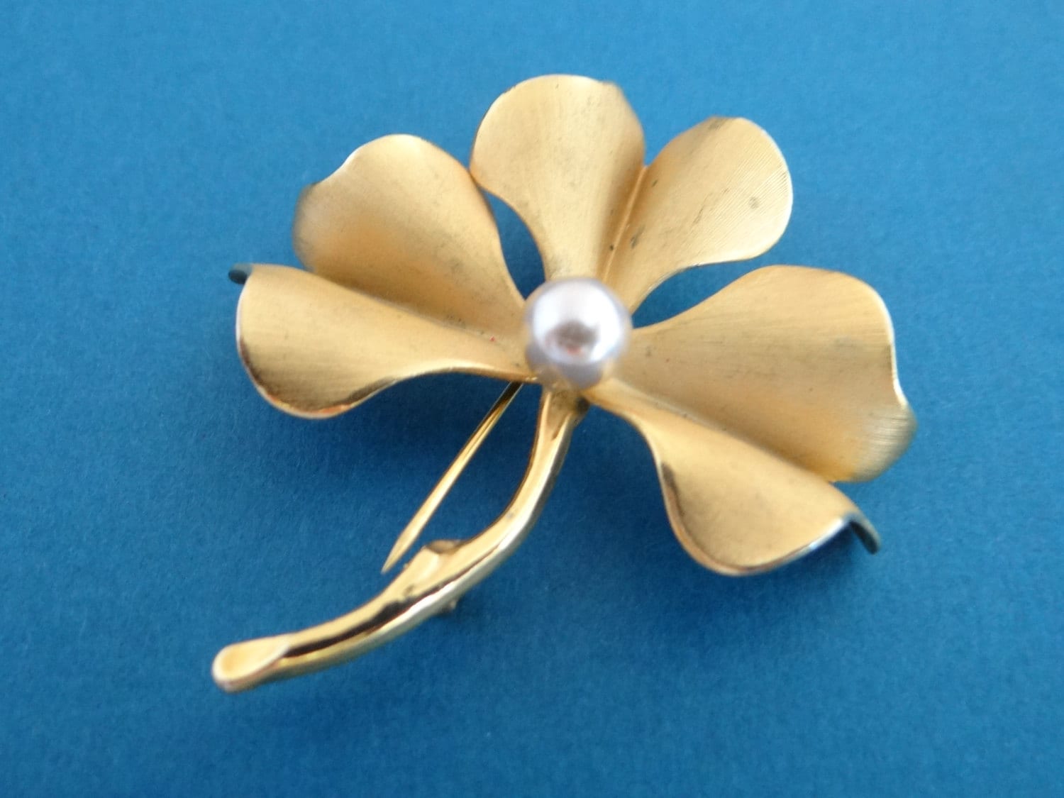 Signiert Giovanni Mid Century Vintage Goldton Blatt Faux Perle Blume Brosche Pin - Schöne von SecondWindShop