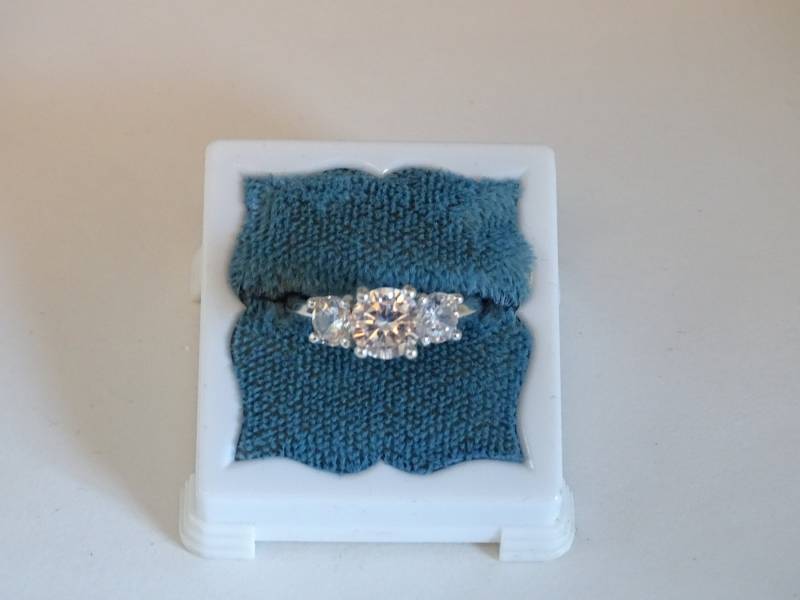 Vintage 3 Klare Runde Strass Cocktail Ring Auf Einer Silbernen Ton-Einstellung - Größe 7 von SecondWindShop