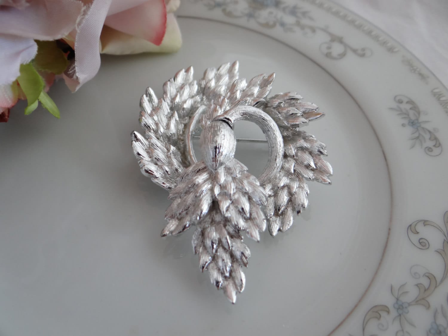 Vintage Eichel Und Blätter Brosche Pin Auf Einem St Einstellung - Schöne Elegante von SecondWindShop