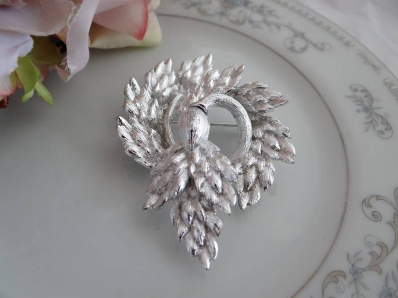 Vintage Eichel Und Blätter Brosche Pin Auf Einem St Einstellung - Schöne Elegante von SecondWindShop