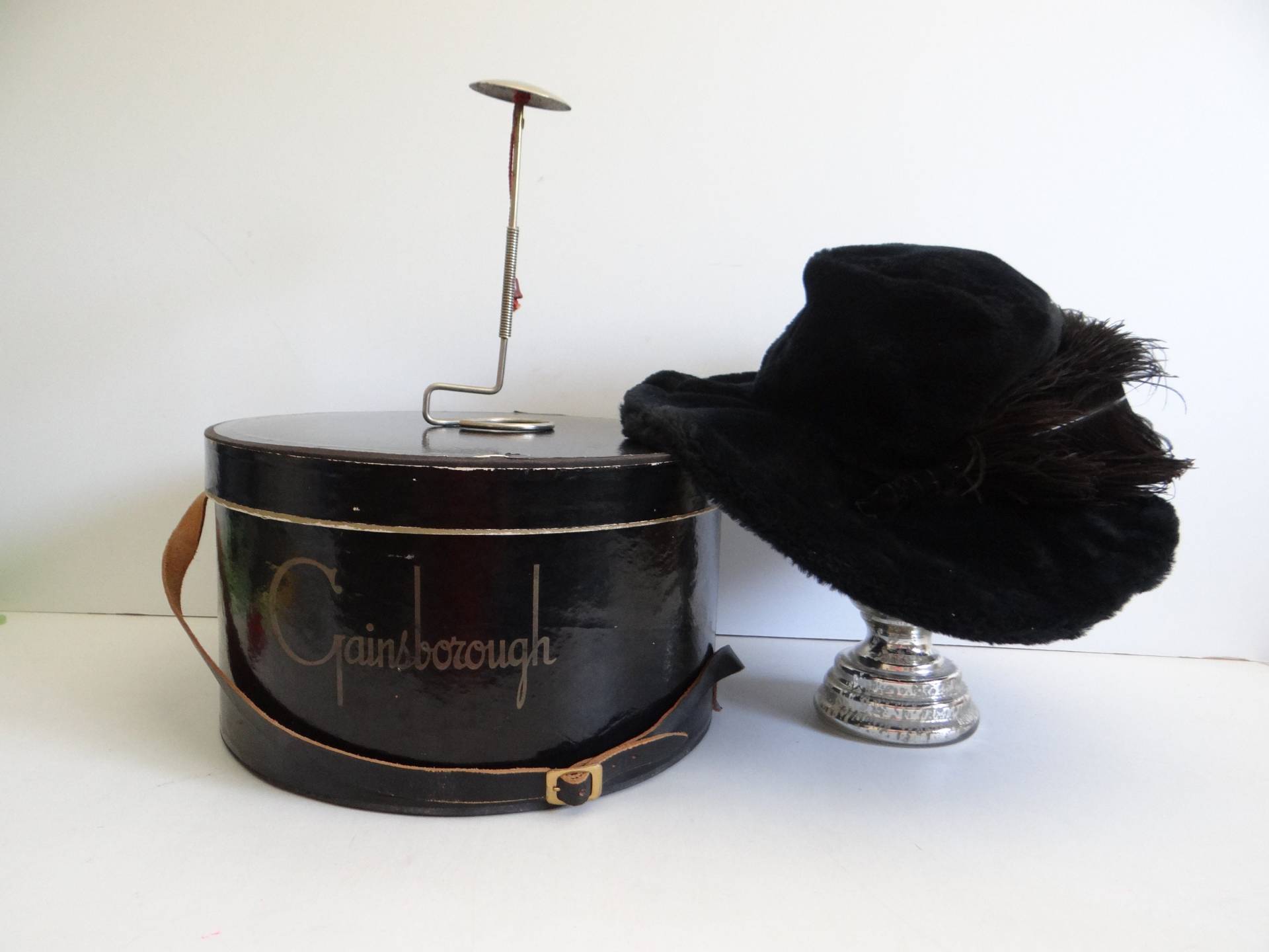 Vintage Faux Pelz Gainsborough Breite Krempe Hut Mit Feder Pflaume in Box Markiert 1940Er Jahre Stand - Große Zubehör von SecondWindShop