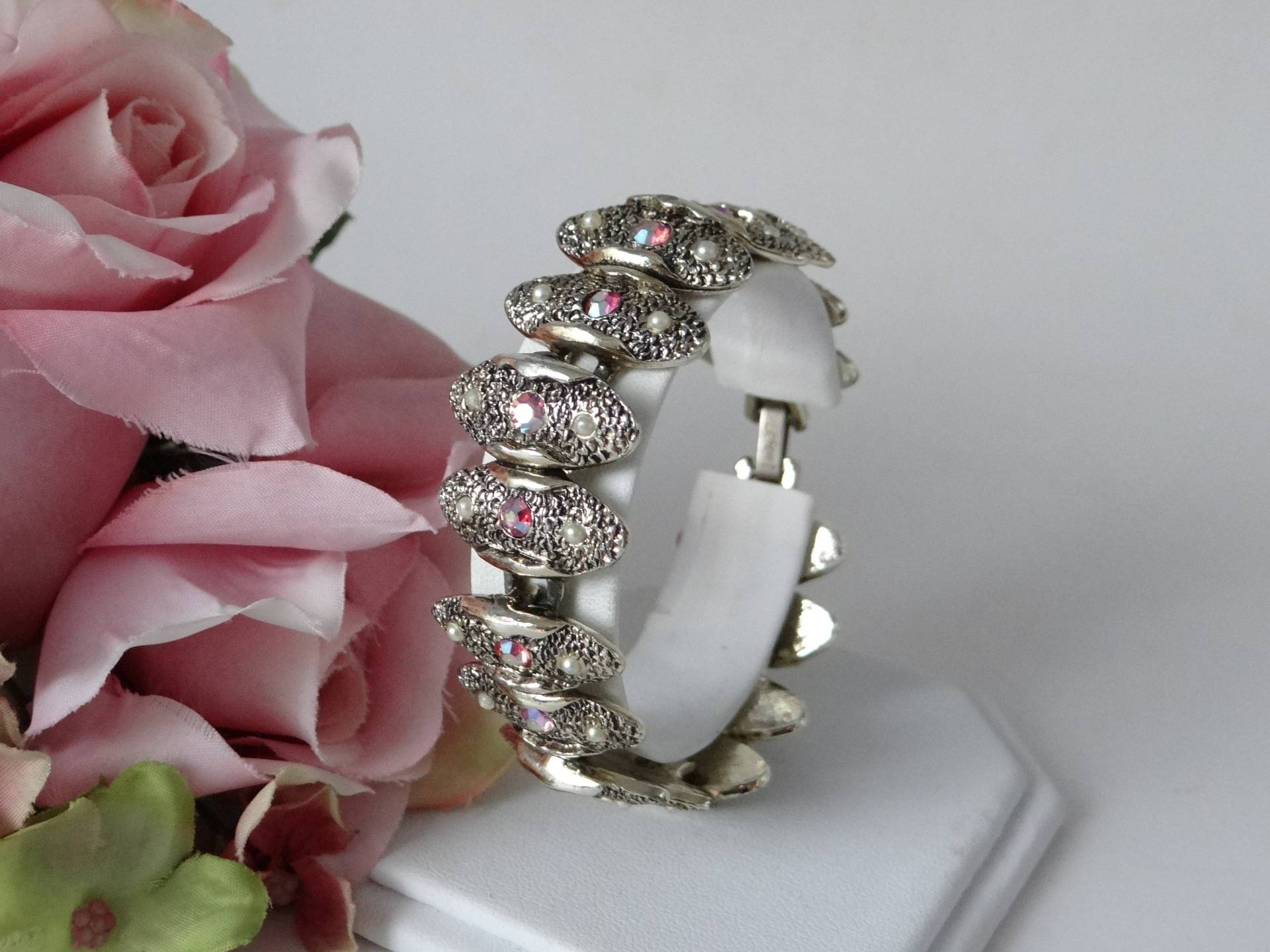 Vintage Judy Lee Aurora Borealis Armband Aus Strasssteinen Und Künstlichen Perlen Mit Texturierten Ovalen Gliedern in Einer Goldfarbenen Fassung von SecondWindShop