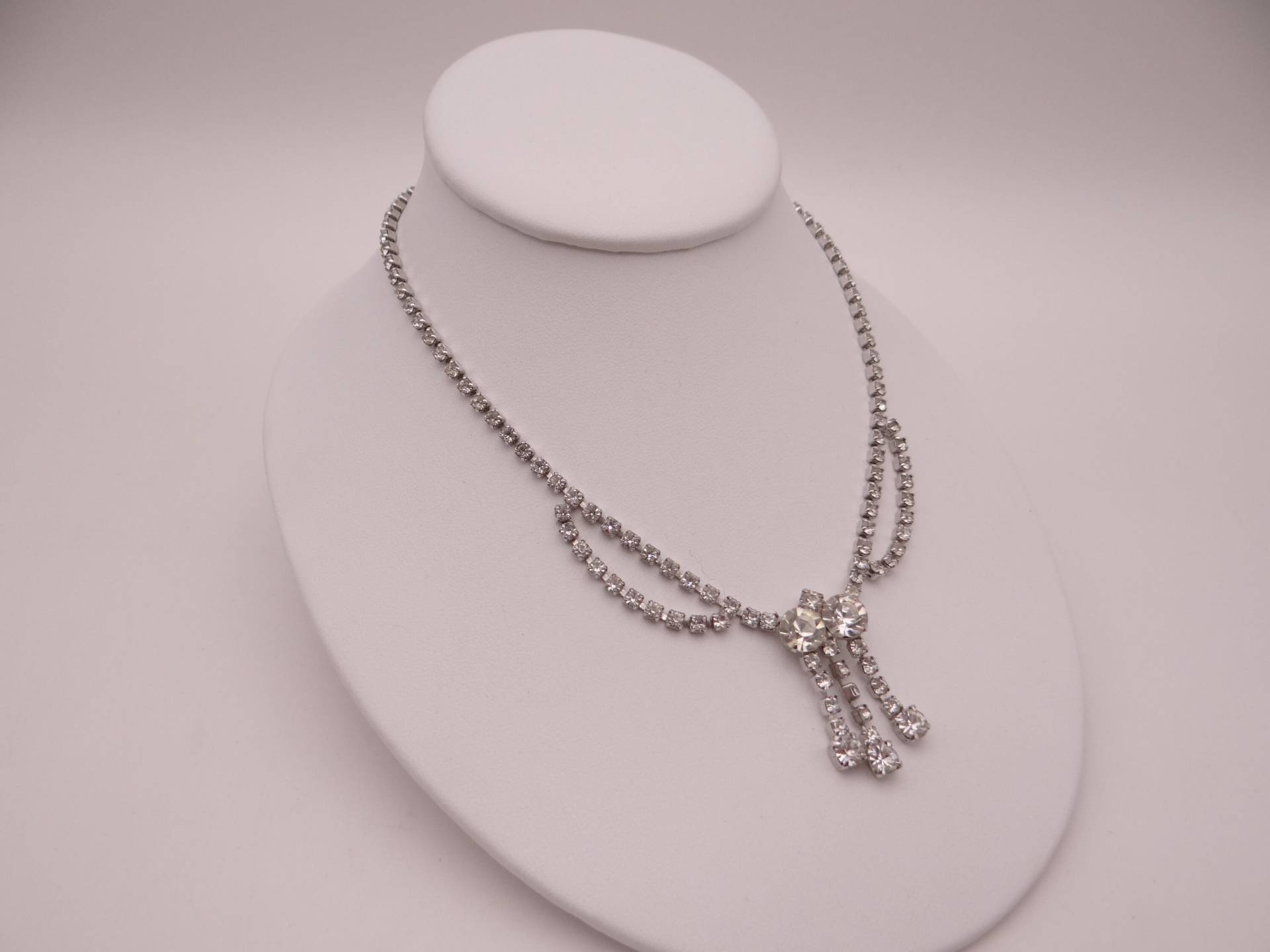 Vintage Klare Strasshalskette Mit Drop Strass Akzent Auf Silberfarbener Strass-Halskette von SecondWindShop