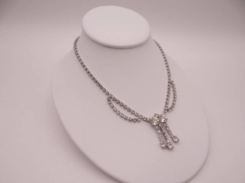 Vintage Klare Strasshalskette Mit Drop Strass Akzent Auf Silberfarbener Strass-Halskette von SecondWindShop