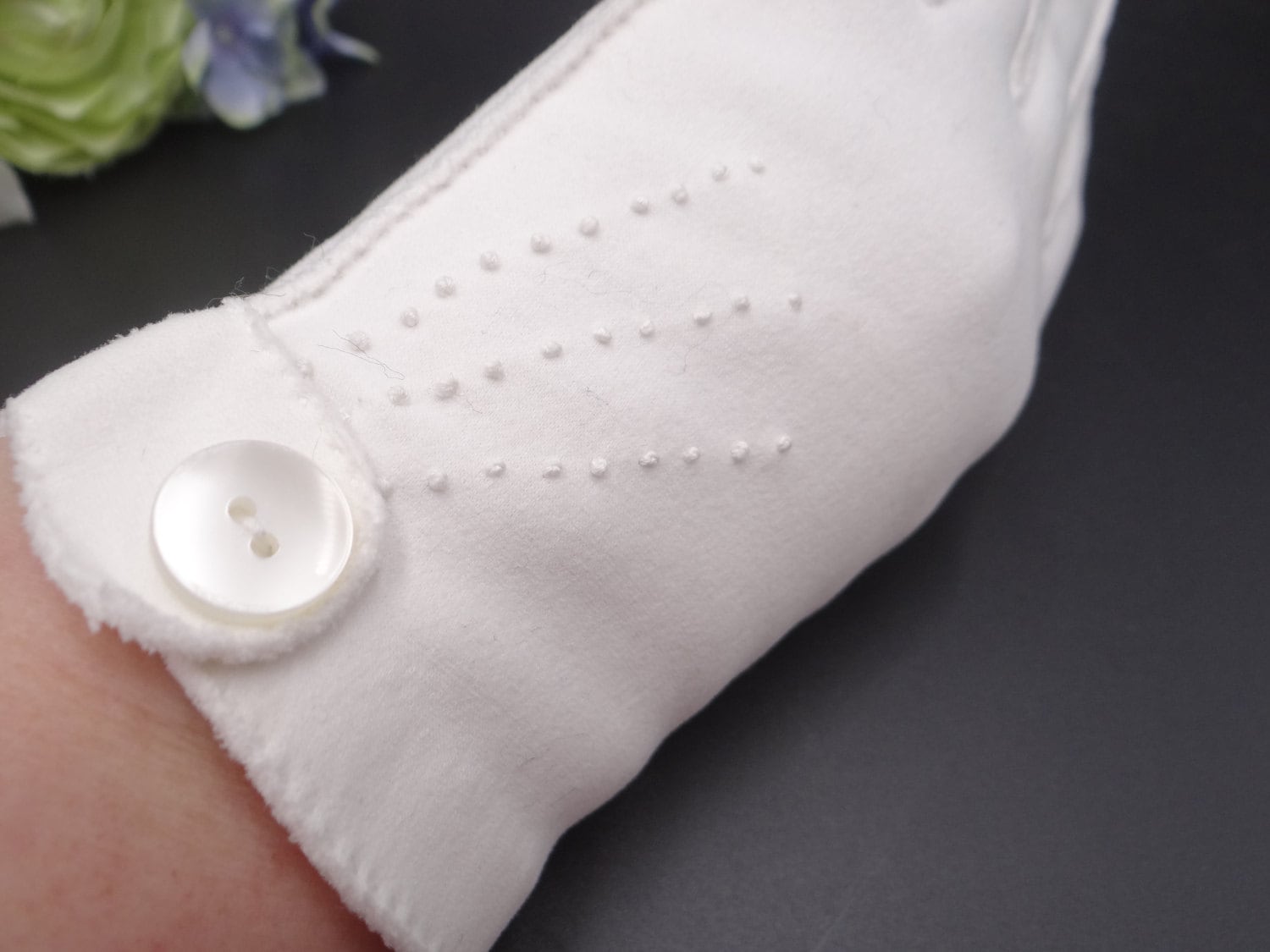 Vintage Mid Century Off Weiße Handschuhe Mit Kleinen Knopf Und Nähen Detail Schöne White Kirche Cotillion Tea Party von SecondWindShop