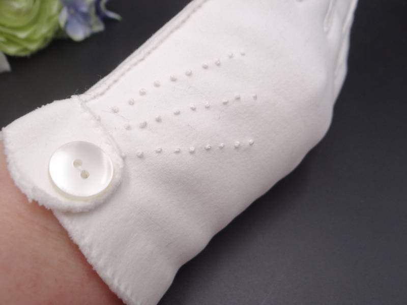 Vintage Mid Century Off Weiße Handschuhe Mit Kleinen Knopf Und Nähen Detail Schöne White Kirche Cotillion Tea Party von SecondWindShop
