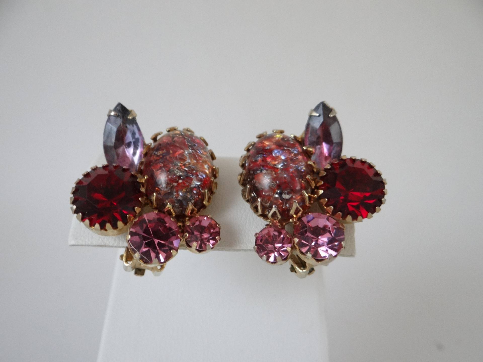 Vintage Mitte Des Jahrhundertsjuliana Stil Rosa Konfetti Strass Ohrclips Auf Einer Goldfarbenen Fassung - Ohrclip Ohrringe von SecondWindShop