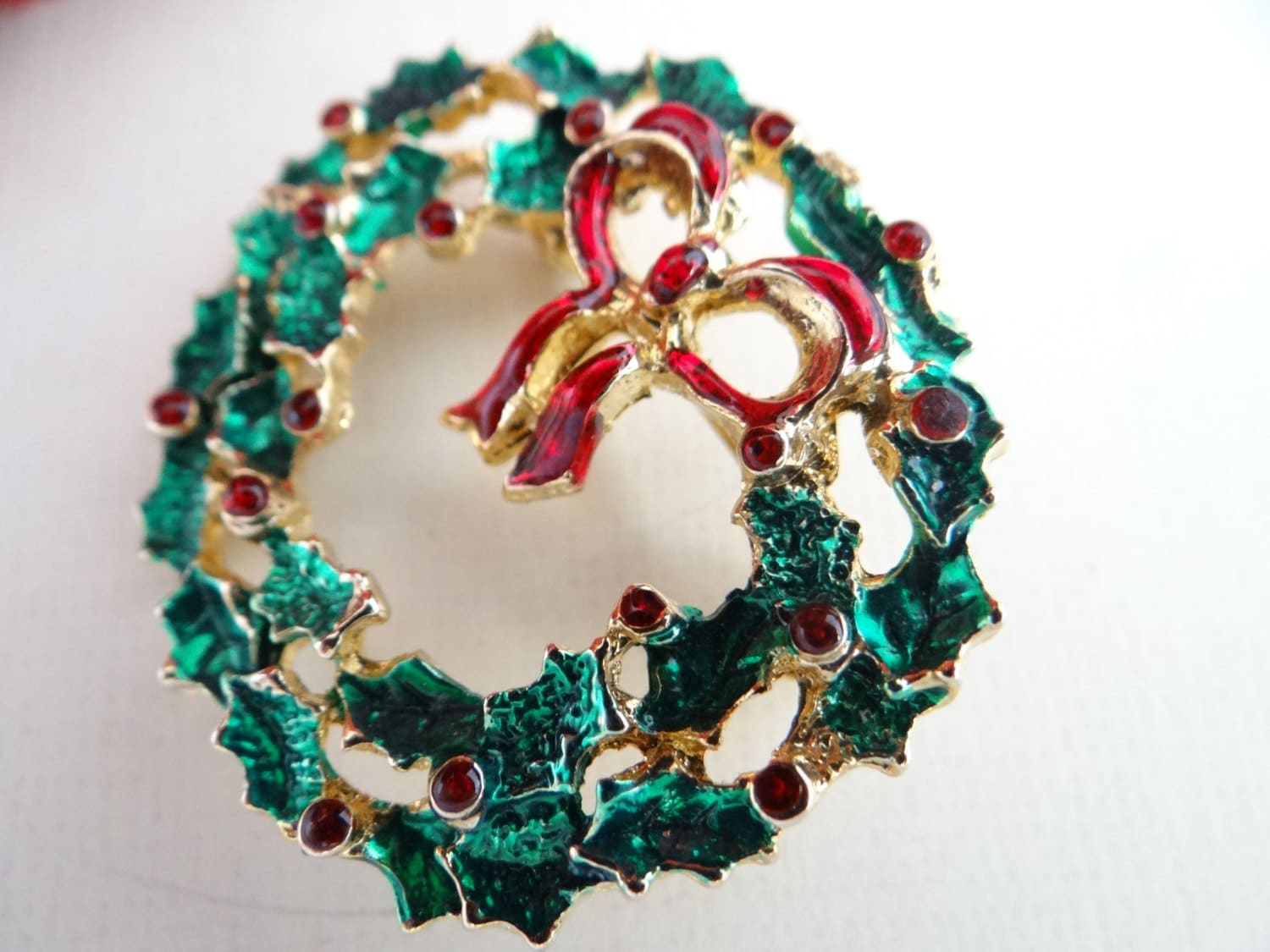 Vintage Rot Und Grün Holly Kranz Mit Roten Schleife Brosche Pin - Weihnachtskranz von SecondWindShop