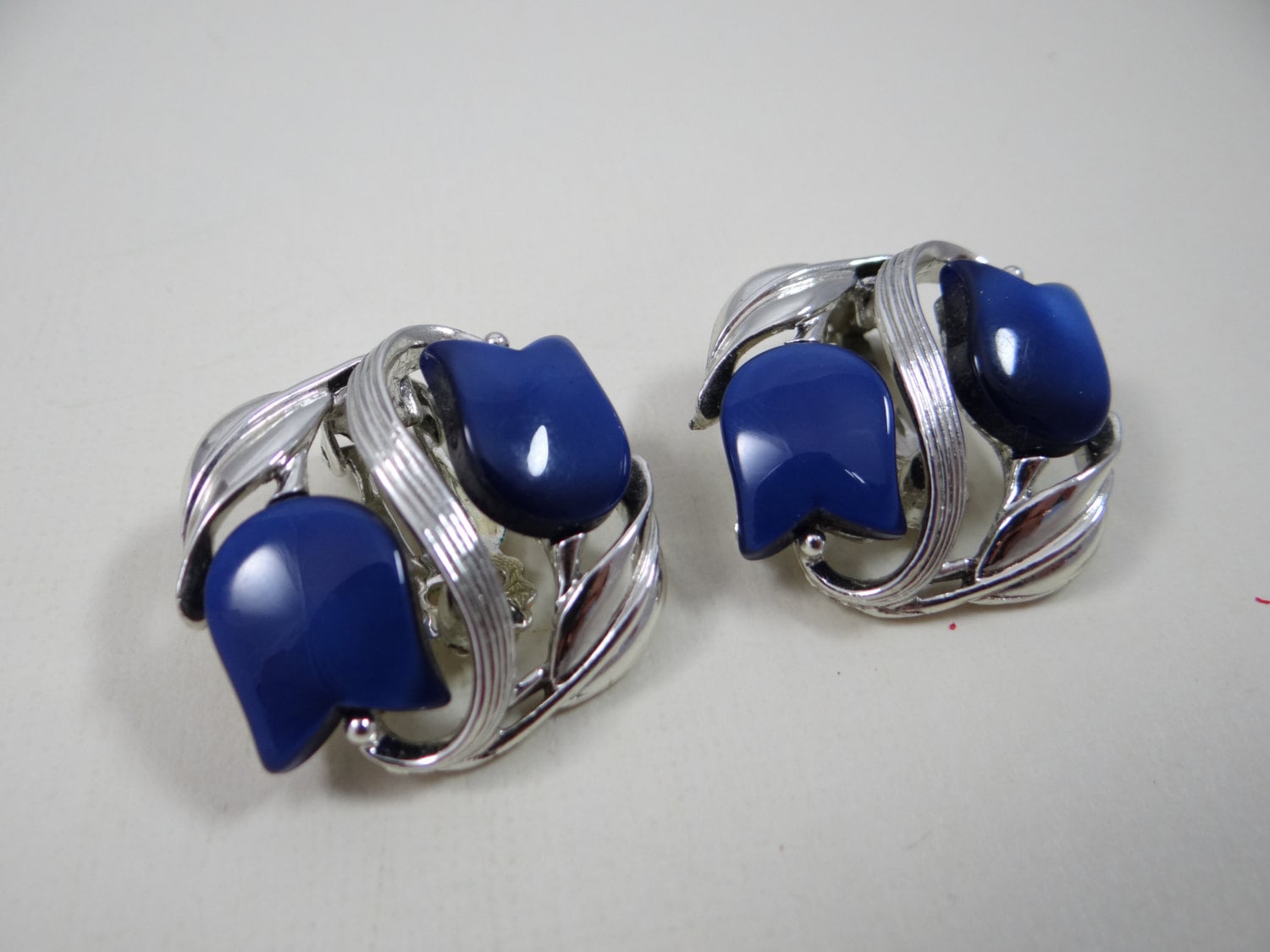 Vintage Star Blaue Tulpen Ohrclips in Einer Silberfarbenen Fassung Perfekt Für Frühling Und Sommer von SecondWindShop