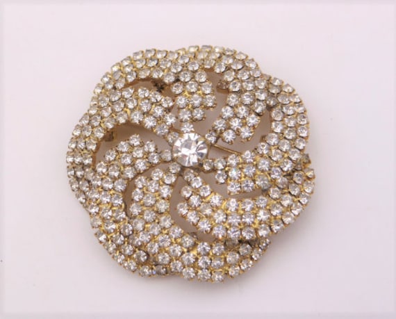 Vintage Strass Brosche Mit Großem Mittel Strass Auf Goldfarbener Kulisse - Erstaunliches Detail Und 3-Dimensionale Ausstrahlung von SecondWindShop