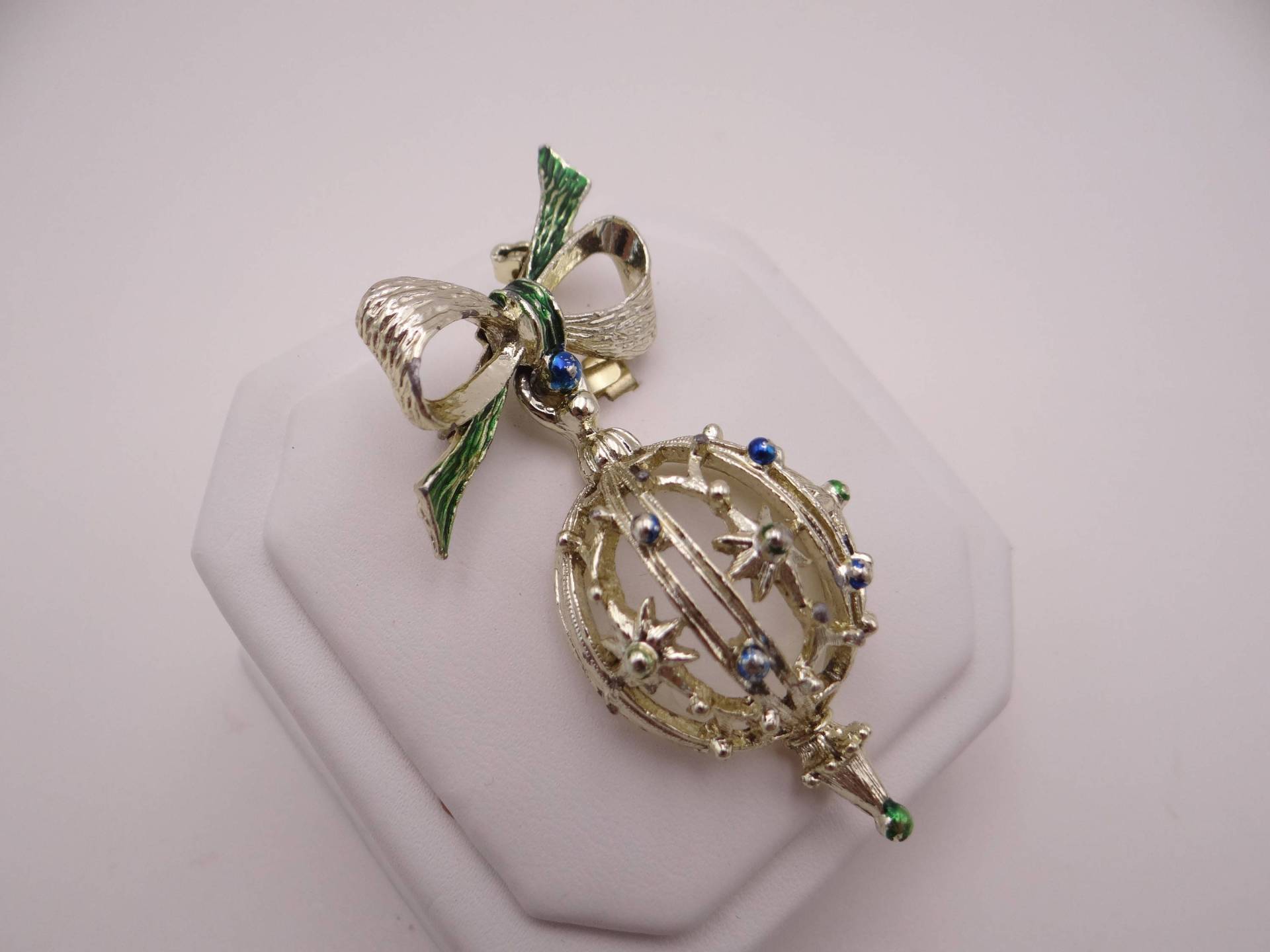 Vintage Unterzeichnet Gerry Gold-Ton Schmuck Brosche Hängt Eine Grün Und Gold Bogen - Einstellung Urlaub Weihnachtsschmuck von SecondWindShop