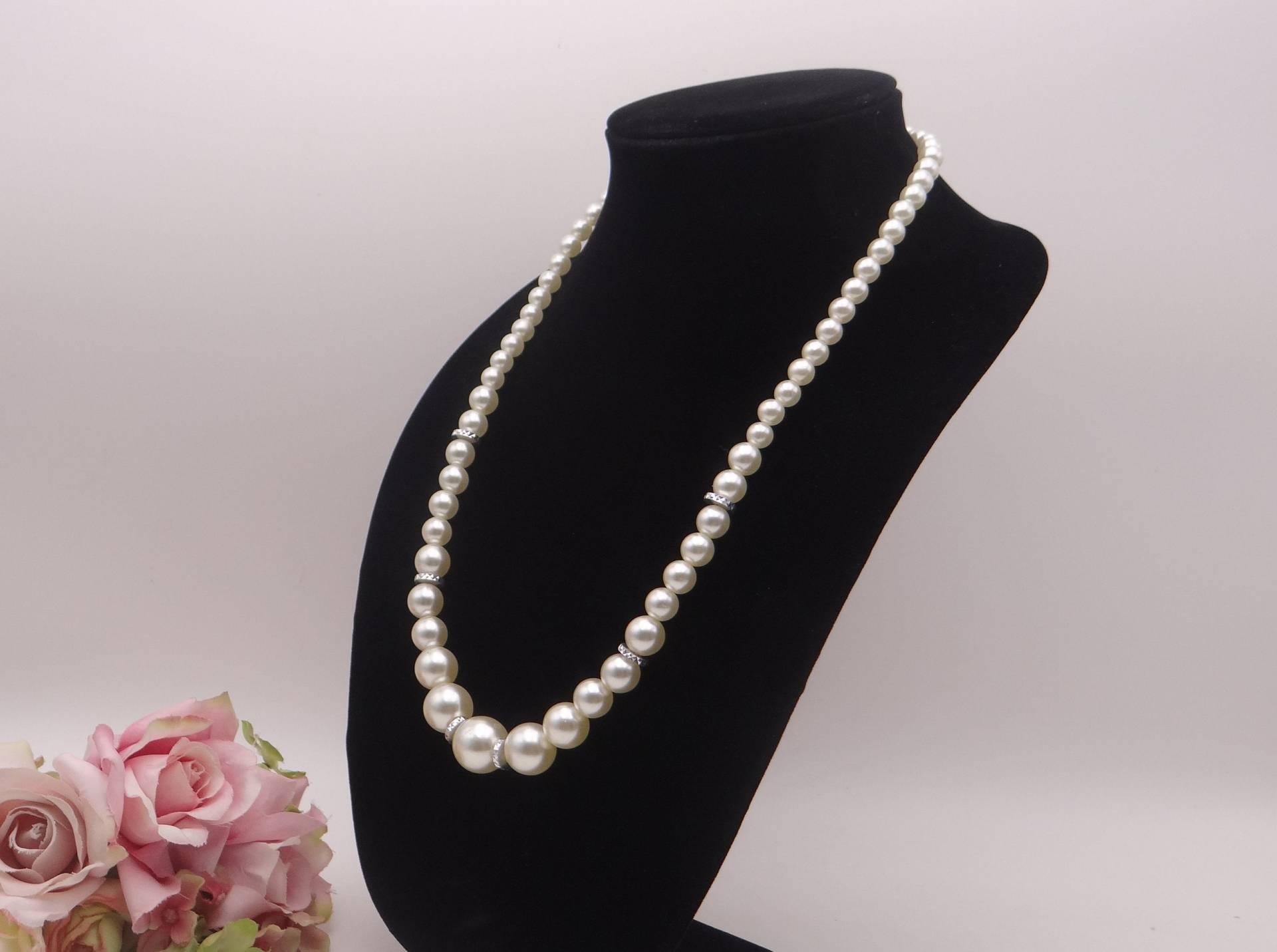 Weiße Perlenkette Mit Strass Akzenten Und Silberfarbenem C-Verschluss 24 "Weiße Halskette - Moderne von SecondWindShop