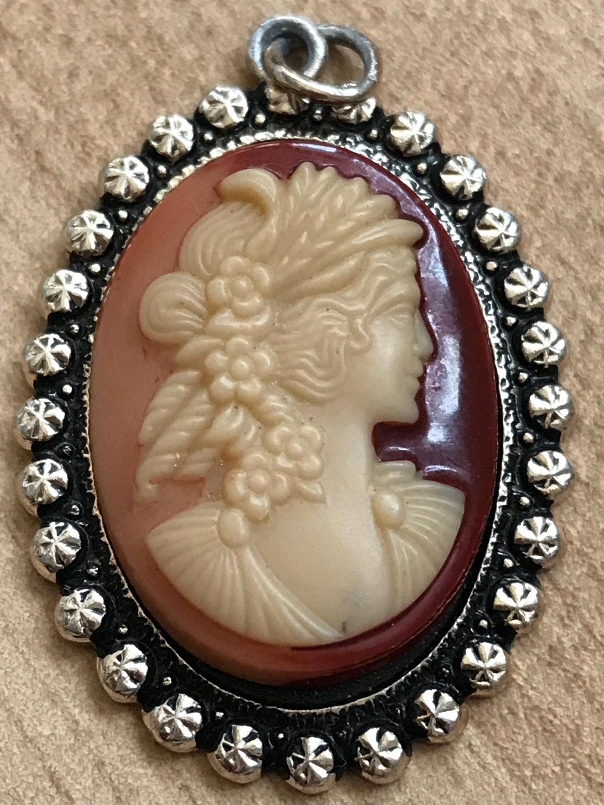 Vintage Cameo Anhänger Aus Westeuropa Vintage Cameo Anhänger Aus Westeuropa von SecondsOfThePast