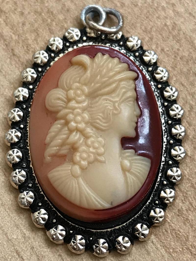 Vintage Cameo Anhänger Aus Westeuropa von SecondsOfThePast