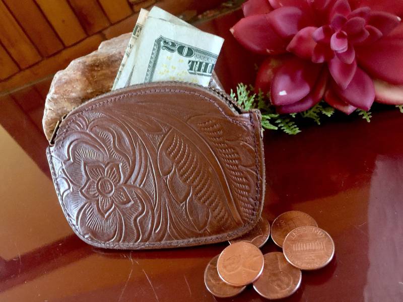 Echtes Leder-Punzierter Beutel Western Braun Geldtasche Münze Brieftasche Mini Geldbörse Floral Kunst Vintage Reißverschluss Herren Frauen Land von SecretBelladonna