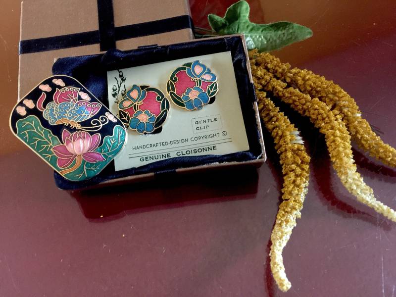 Emaille Cloisonné Brosche Clip Ohrringe Set Blume Schmetterling Hut Mantel Anstecknadel Weihnachtsgeschenk Schmuck Natur Themen Art Deco von SecretBelladonna