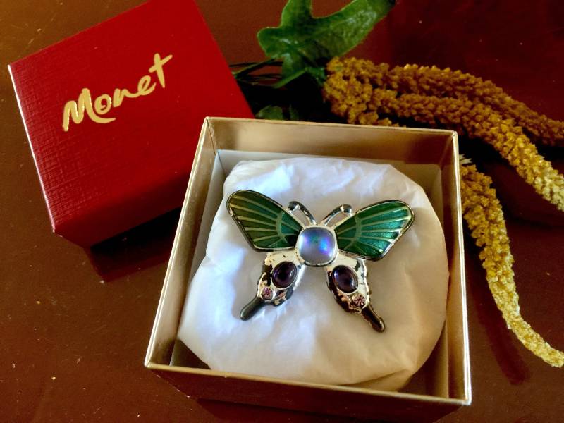 Schmetterling Brosche Monet Blau Grün Emaille Lila Cabochon Insekt Pin Revers Hut Mantel Schmuck Geschenk Natur Liebhaber Irisierend Silber von SecretBelladonna