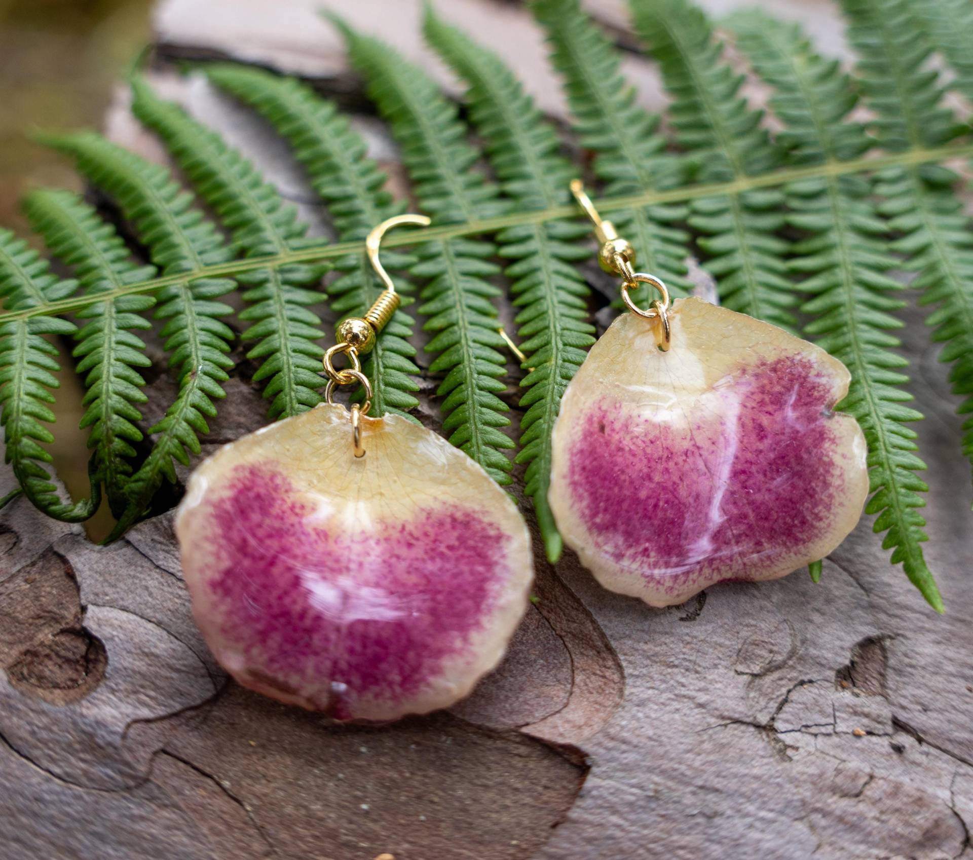 Epoxidharz Blütenblatt Ohrringe. Hängende Gold, 925Er Silber, Antiallergisch, Handgefertigtes Handgemachtes Natur Weihnachten von SecretCrowsNest