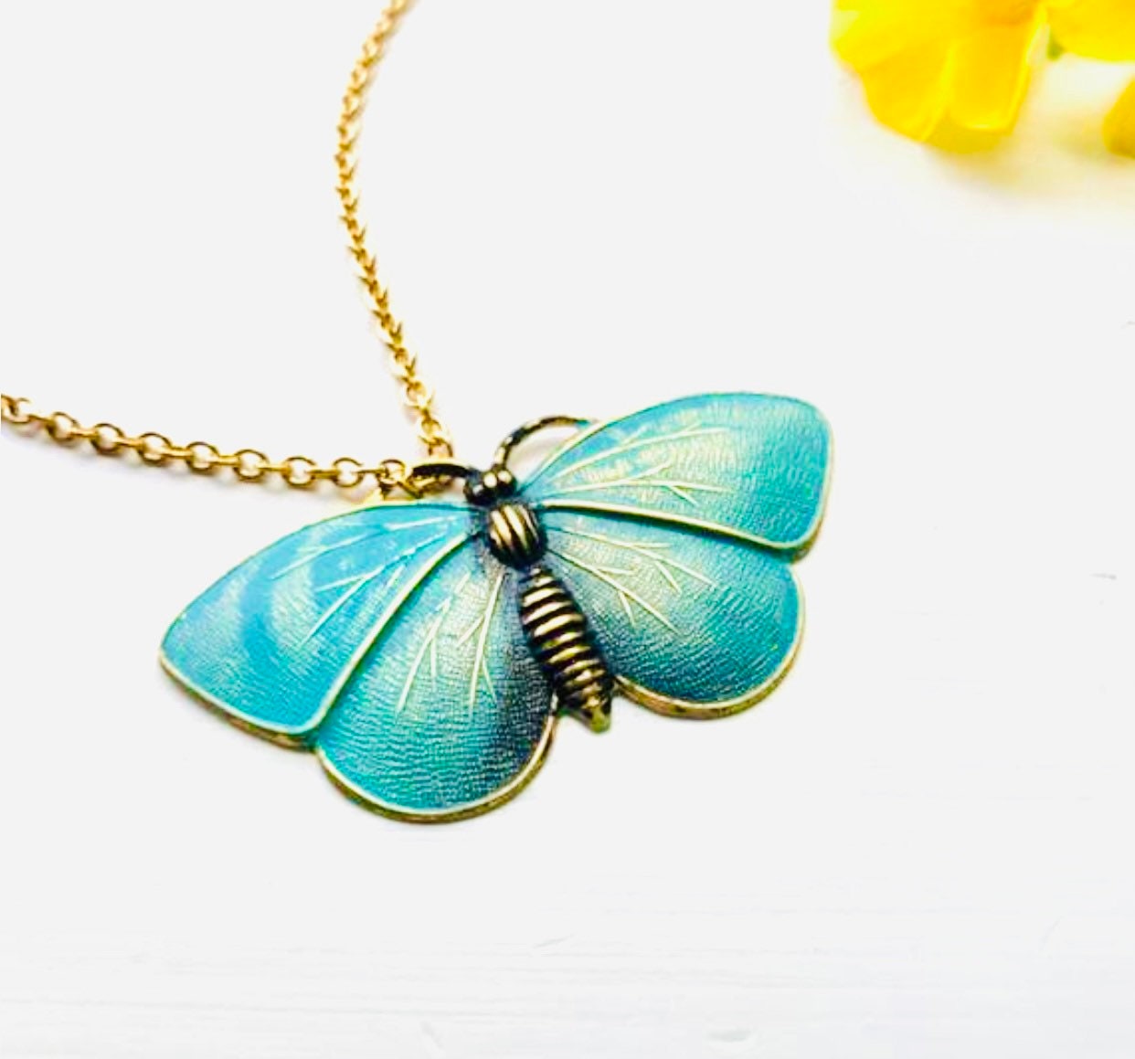 Türkis Schmetterling Halskette Gravierter Messing Anhänger, Goldkette Türkis Schmetterling Halskette Gravierter Messing Anhänger, Goldkette von SecretGardenByLaura