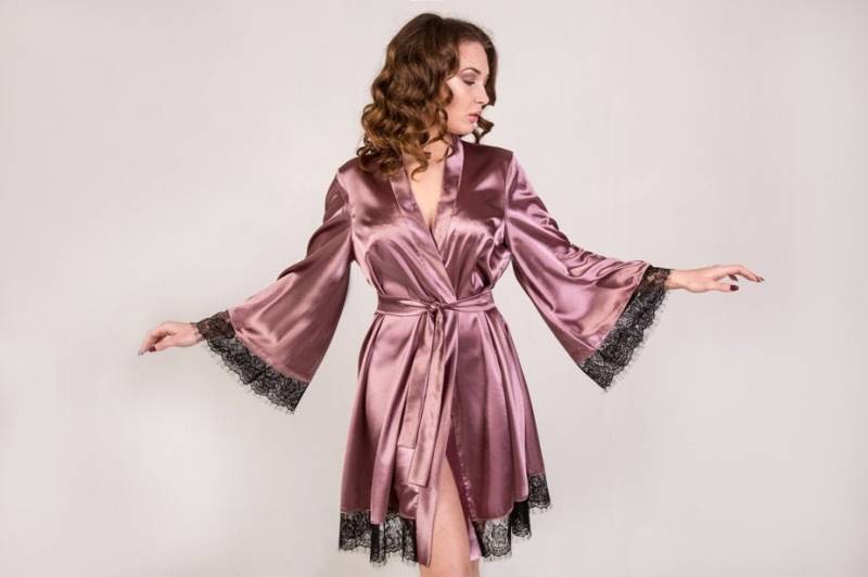 Kimono-Robe Braut Kimono Sommer-Robe Braut-Robe Satin-Robe Satin-Morgenmantel Robe Mit Schwarzer Spitze Erste Bereit Hochzeit Roben von SecretLoveLingerie