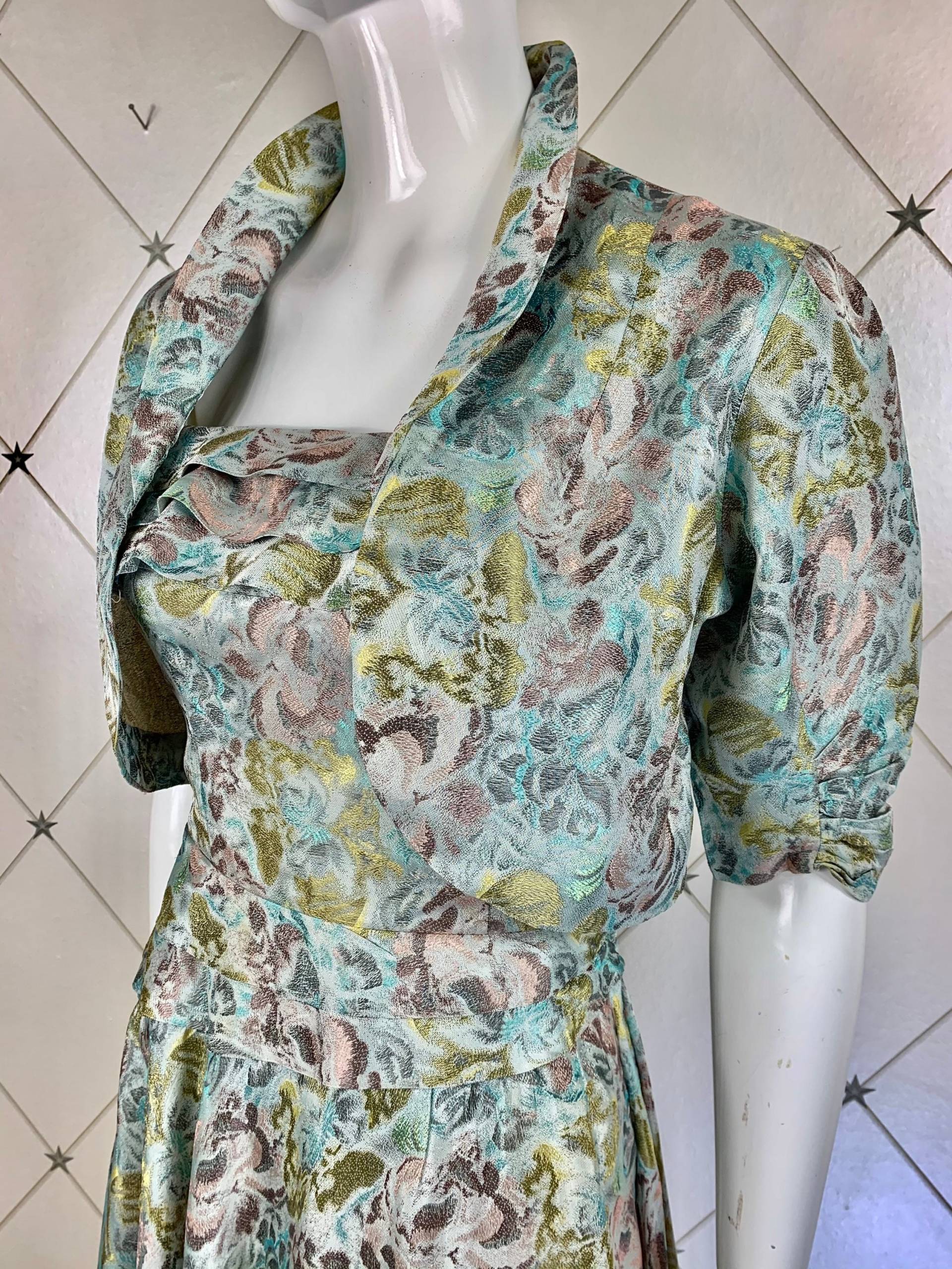 1940Er Pastell Florales Satin Jacquard Kleid/Bolero & Taschen Ensemble .. Label Elegance De Paris Uk 10 - 12 Original Vintage Vierziger 40Er Jahre von SecretSirenVintage