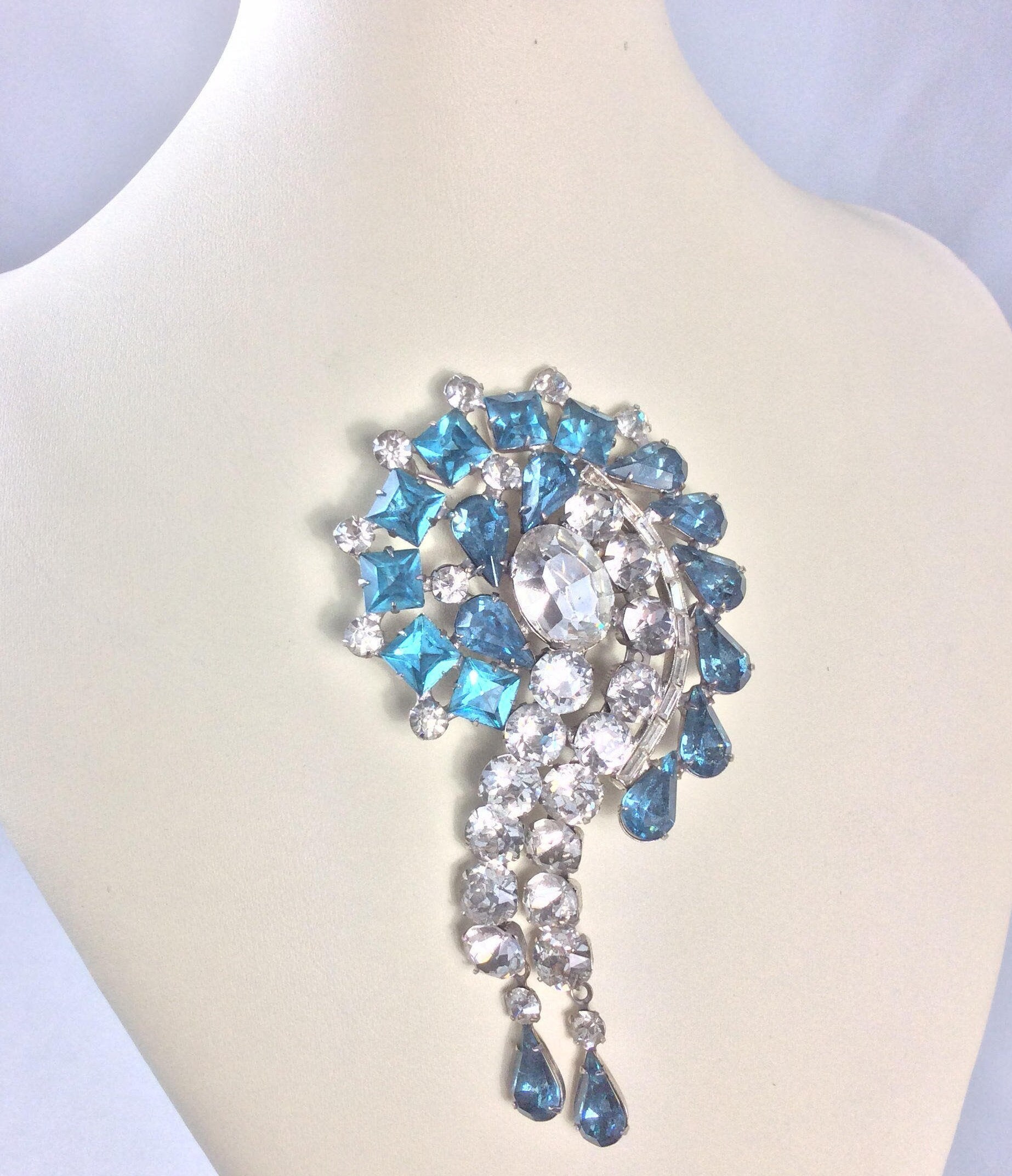 1950Er Große Filigrane Funkelnde Klare & Aquamarine Strass Brosche....signiert Joseph Weisner Ny...original Vintage Fifties 50Er von SecretSirenVintage