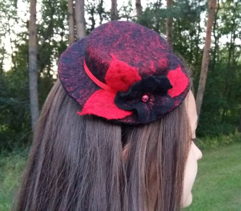 Gefilzte Wolle Miniatur Hut Puppe Oder Mädchen Haar Accessoire von SecretWoolStudio