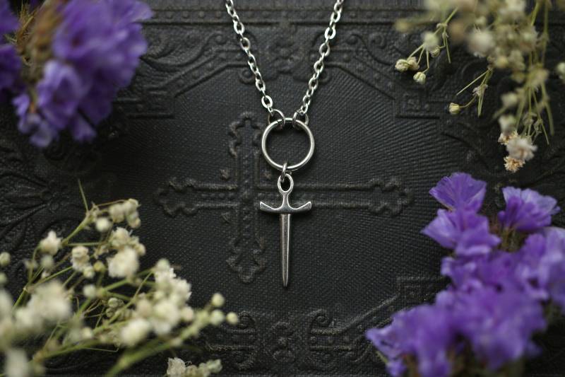 Silber Schwert Dolch Messer Halskette Edelstahl O Ring Schwarz Vegan Lederschnur von Sedna90377
