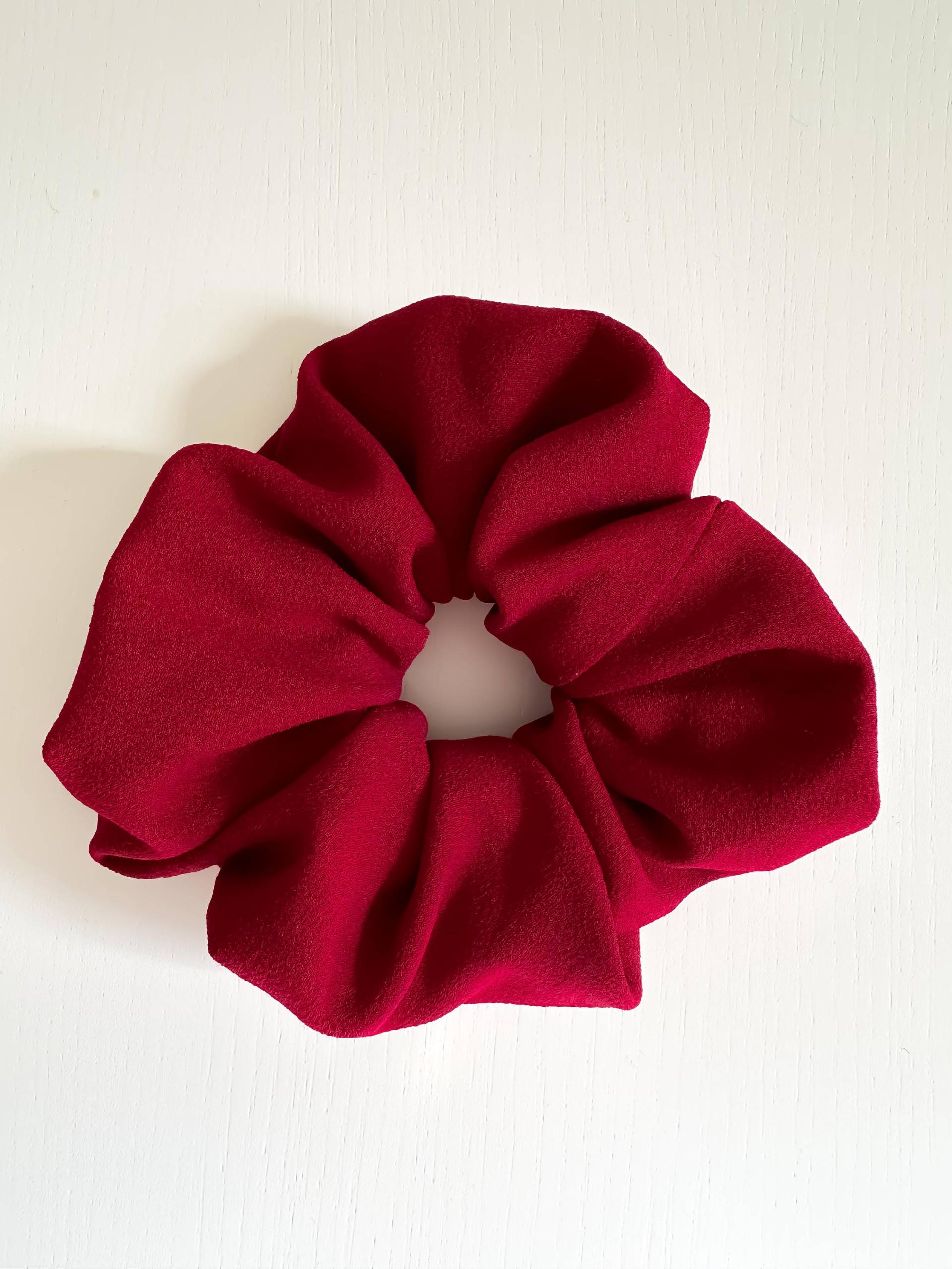 Dunkelrotes Scrunchie "Ruby Red" Dunkelrotes Scrunchie "Ruby Red" von SeeMeRowlin