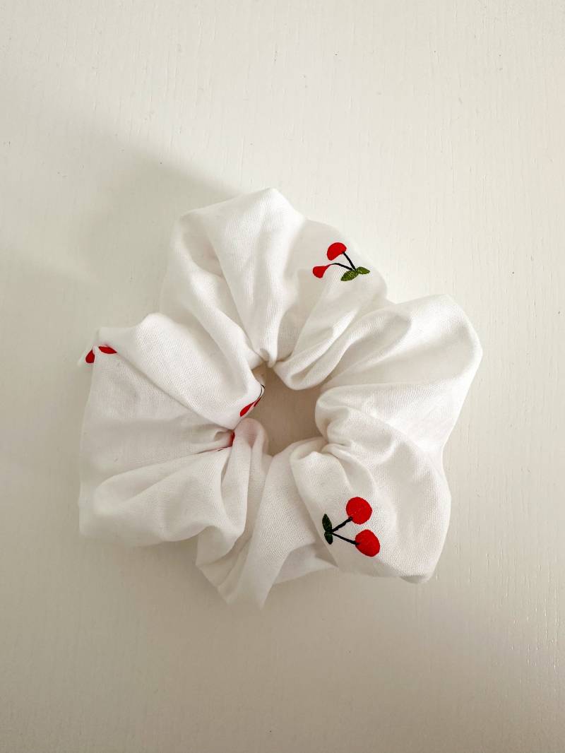 Sommerliches Weißes Scrunchie Mit Kirschen "Sweet Cherry" von SeeMeRowlin