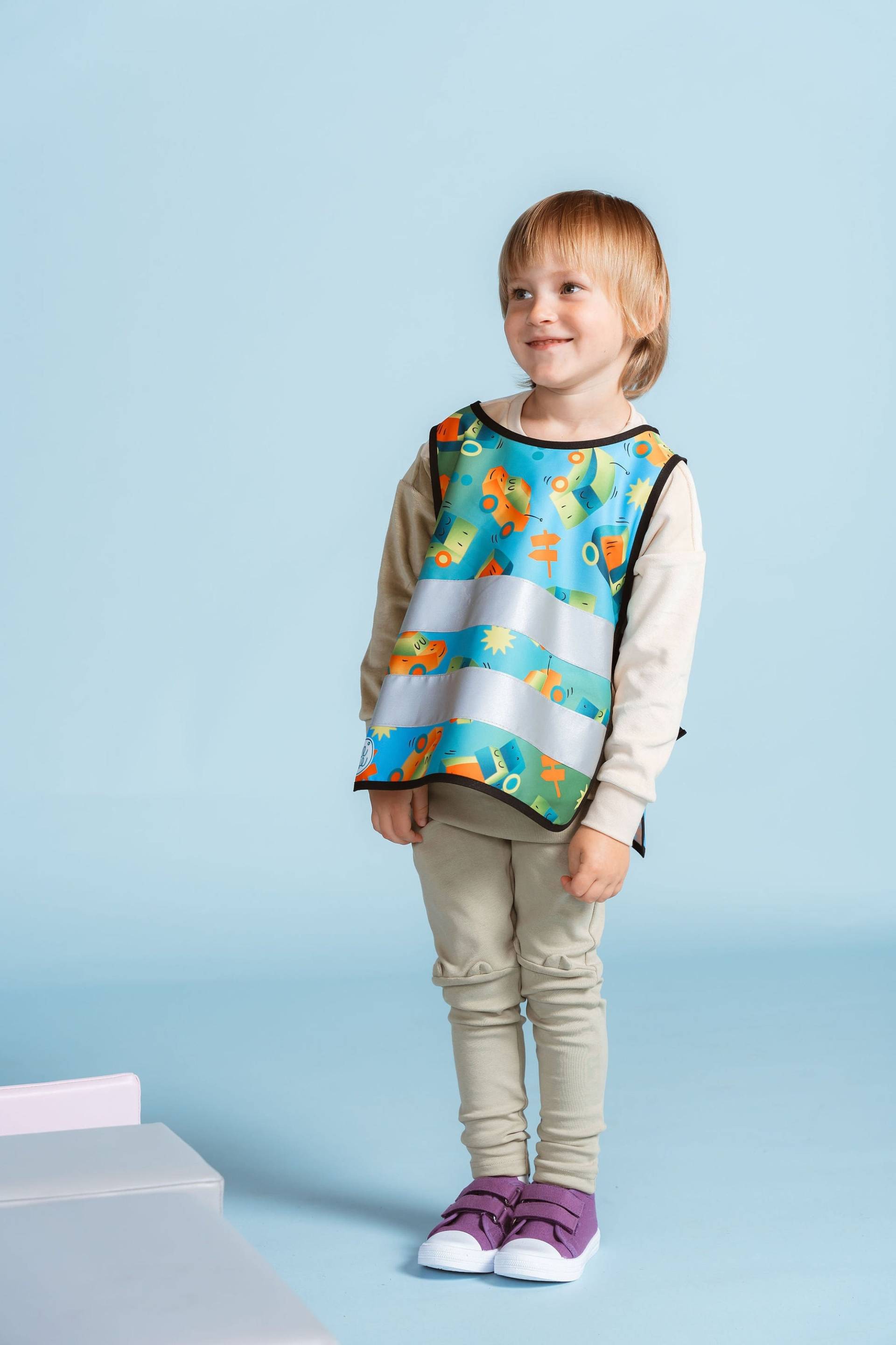 Kinder Reflektierende Sicherheitsweste Mit Blauen Und Grünen Auto-Designs - Erhöht Die Sichtbarkeit Für Abenteuer Im Freien von SeeMeVests