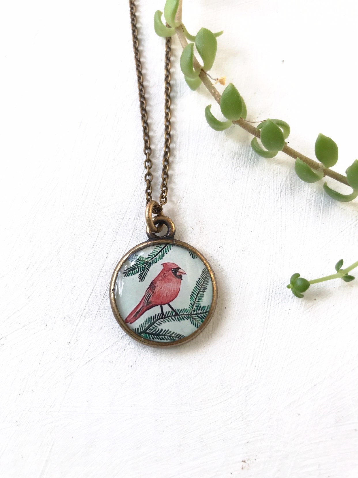 Cardinal Art Anhänger Halskette, Messing-Oxid-Finish von SeedandSky