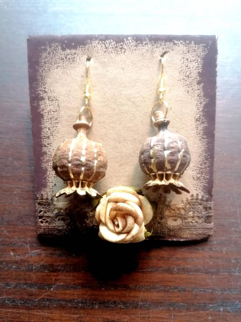 Für Die Schöne Gärtnerin Ohrschmuck Aus Dem Garten, Getrocknete Mohnkapseln Als Ohrhänger in Liebevoll Gestalteter Schmuckschatulle Für Die Schöne Gärtnerin Ohrschmuck Aus Dem Garten, Getrocknete Mohnkapseln Als Ohrhänger in Liebevoll Gestalteter Schmuckschatulle von SeedballManufaktur
