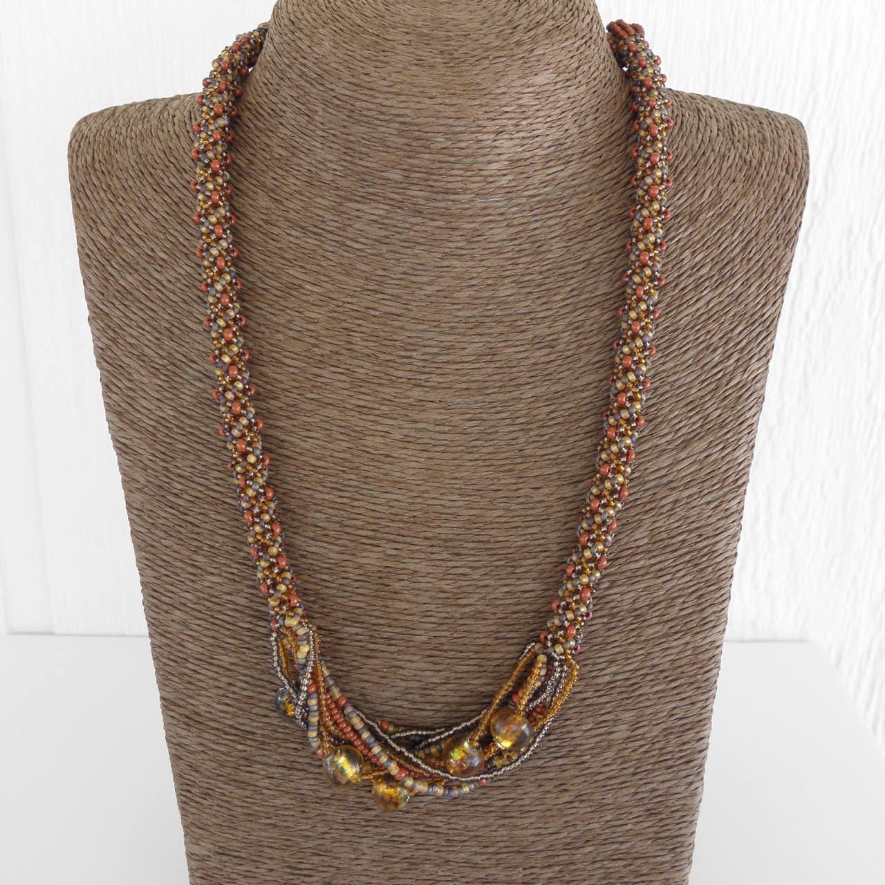 Beginnen Sie Mit Einer Rost Perlen Boho Styled Halskette, Um Ihren Eigenen Look Zu Kreieren. Alles Geht Beginnen Sie Mit Einer Rost Perlen Boho Styled Halskette, Um Ihren Eigenen Look Zu Kreieren. Alles Geht von SeedlingDesigns