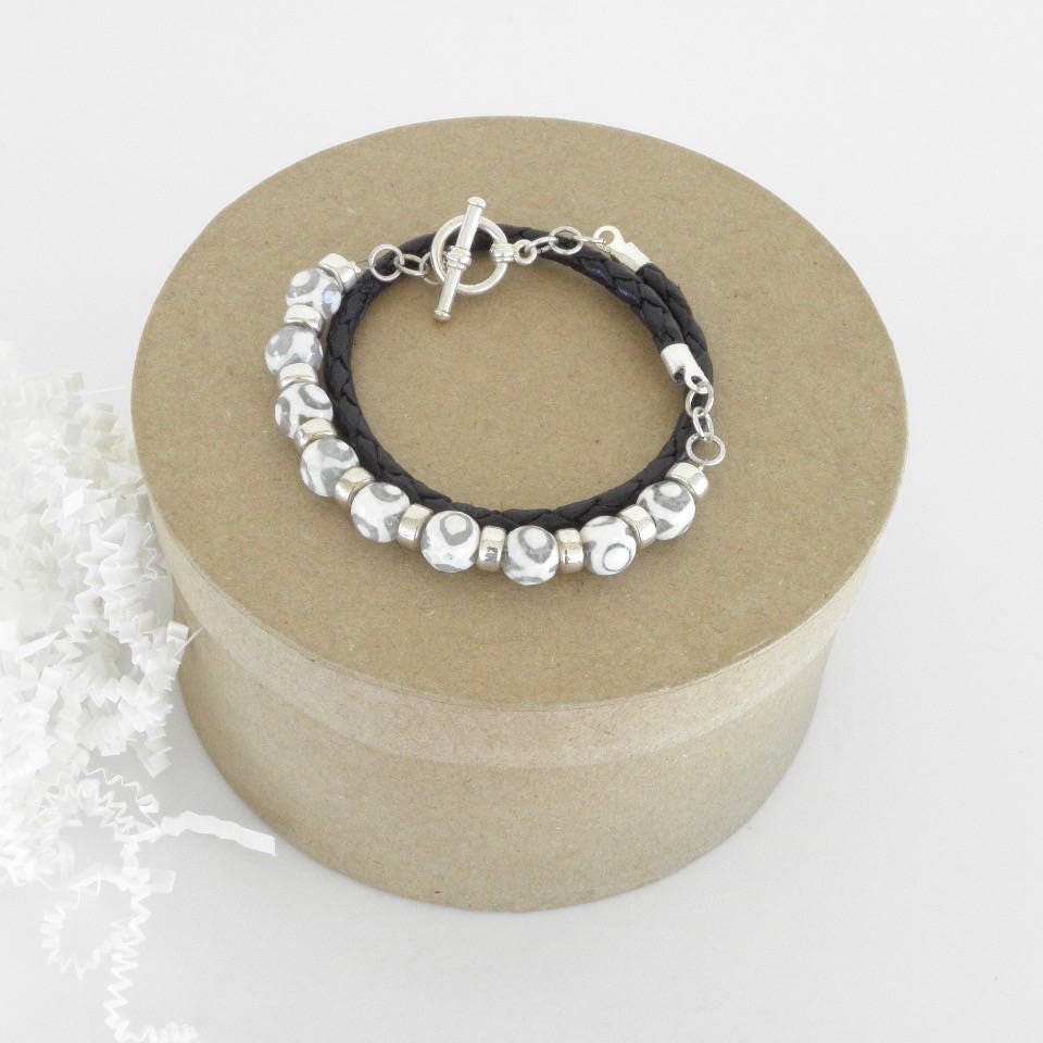 Damen Perle Wickelarmband Aus Leder, Schwarz, Silber, Perlen Edelsteine. Sprungbrett Tradition Damen Perle Wickelarmband Aus Leder, Schwarz, Silber, Perlen Edelsteine. Sprungbrett Tradition von SeedlingDesigns