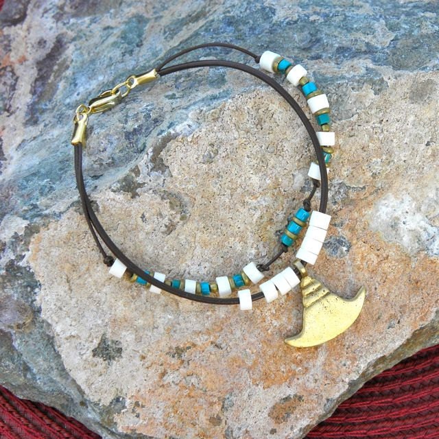 Ein Handmade Perlen Leder-Armband-Knochen, Messing, Türkis Und Eine Flache Axt Anhänger Ein Handmade Perlen Leder-Armband-Knochen, Messing, Türkis Und Eine Flache Axt Anhänger von SeedlingDesigns