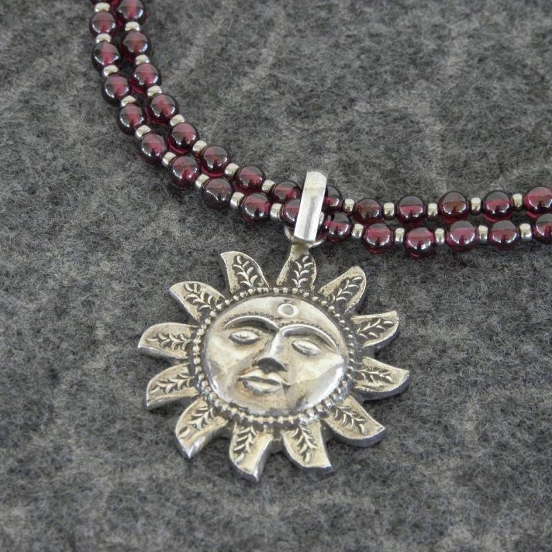 Granat Birthstone Halskette Sterling Silber Sun Anhänger, Handgemacht Granat Birthstone Halskette Sterling Silber Sun Anhänger, Handgemacht von SeedlingDesigns