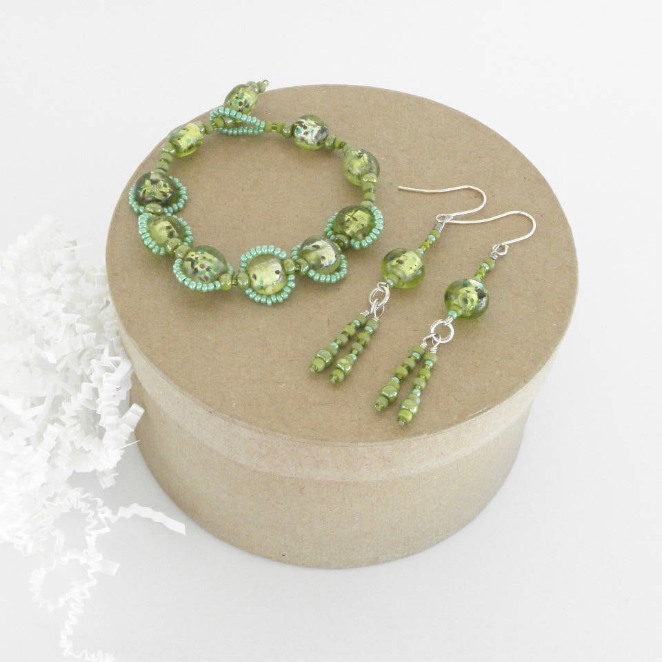 Handgemachte Grüne Samen Perle Armband Und Ohrringe Set Handgemachte Grüne Samen Perle Armband Und Ohrringe Set von SeedlingDesigns