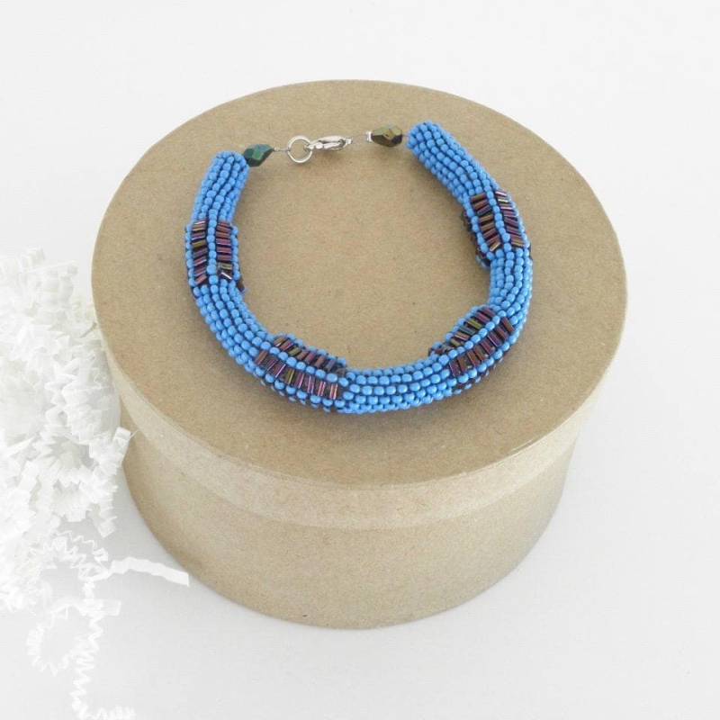Handgemachtes Perlenarmband Himmelblaue Rocailles Perlen, Lila Akzente Handgemachtes Perlenarmband Himmelblaue Rocailles Perlen, Lila Akzente von SeedlingDesigns