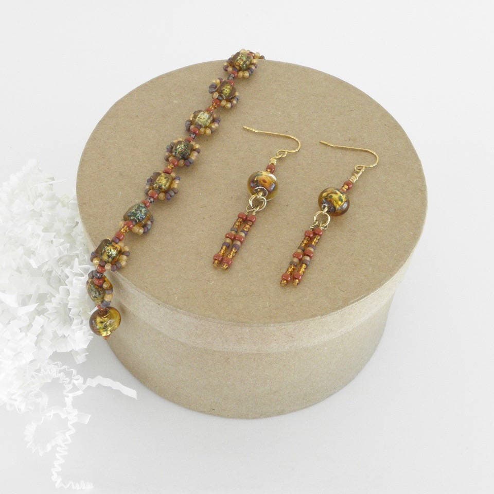 Handmade Armband Und Ohrringe Set Gold & Glas Handmade Armband Und Ohrringe Set Gold & Glas von SeedlingDesigns