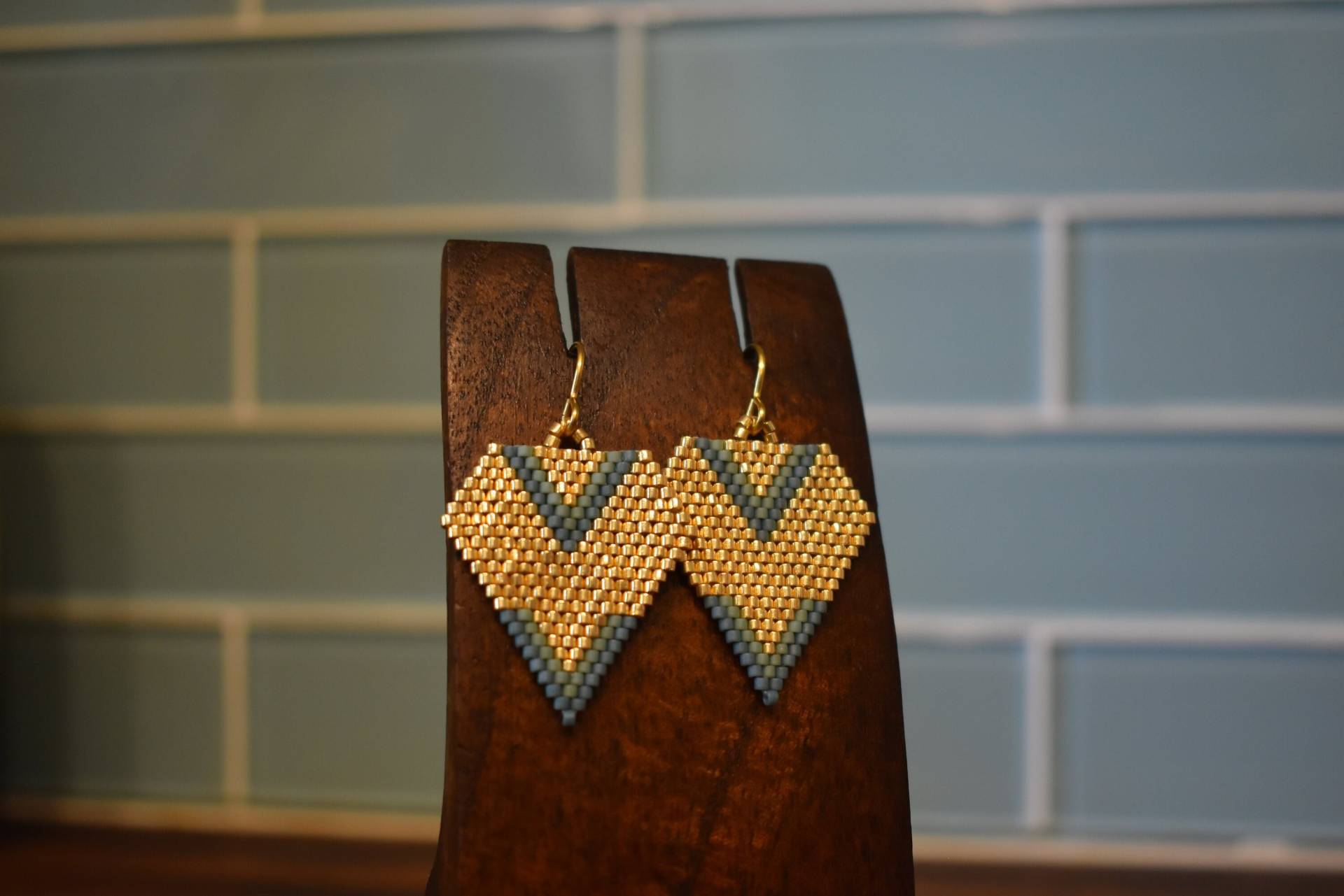 Blauer Diamant-Chevron Perlt Ohrringe von SeedsAndChevron